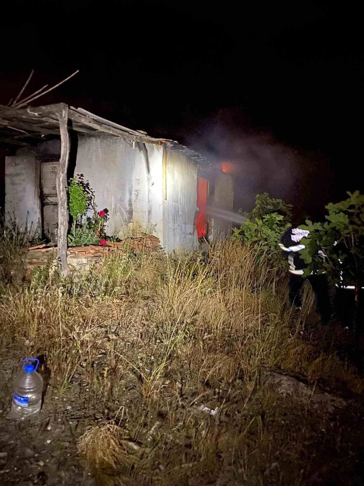 Hatay\'ın Belen ilçesinde çıkan baraka yangını itfaiye ekipleri tarafından söndürüldü