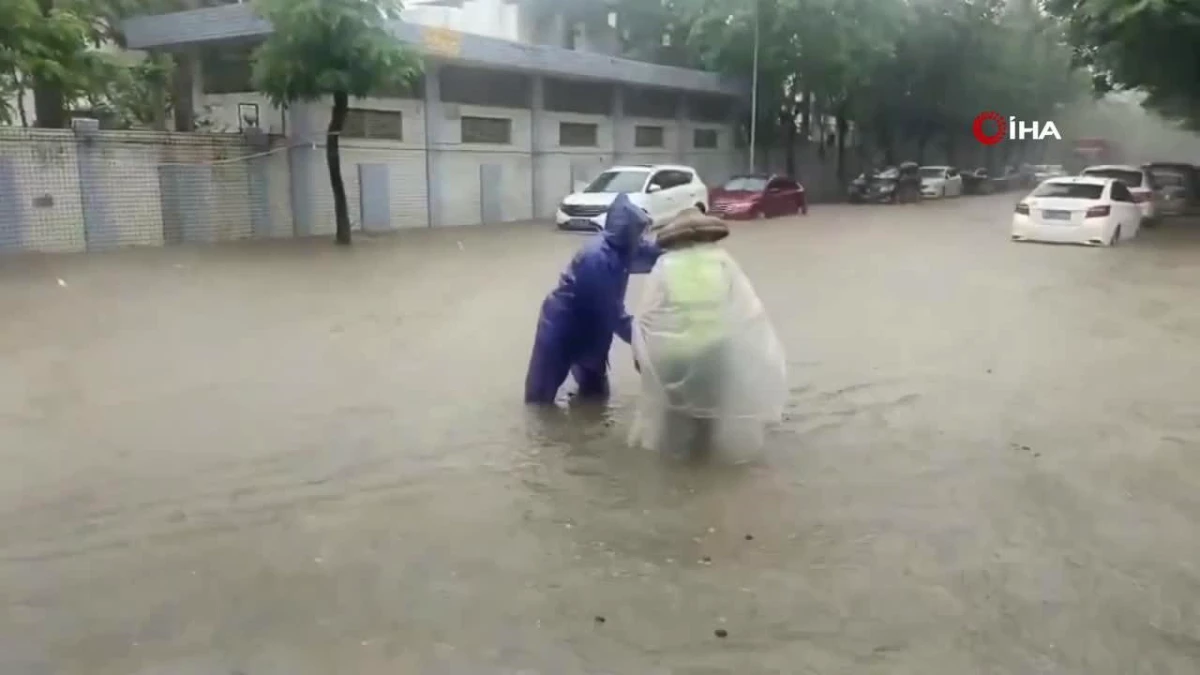 Çin\'de şiddetli yağışlar: Zhongshan\'da kırmızı alarm