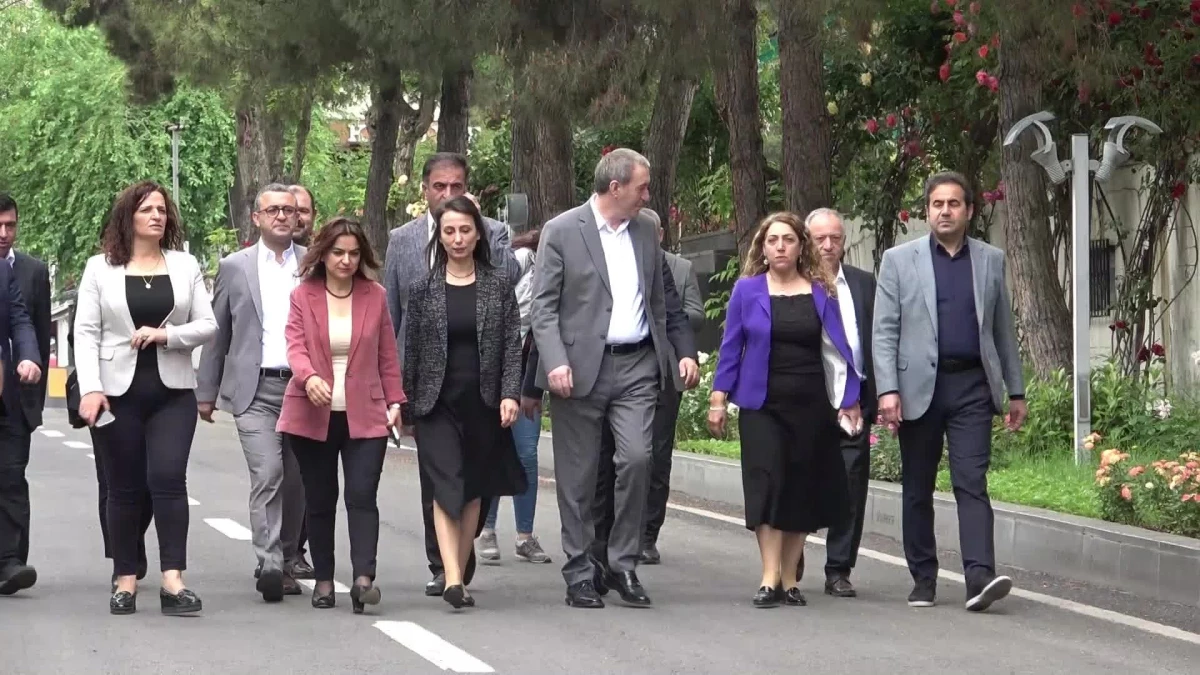 DEM Parti Eş Genel Başkanları Diyarbakır Büyükşehir Belediye Başkanı Ayşe Serra Bucak Küçük\'ü ziyaret etti