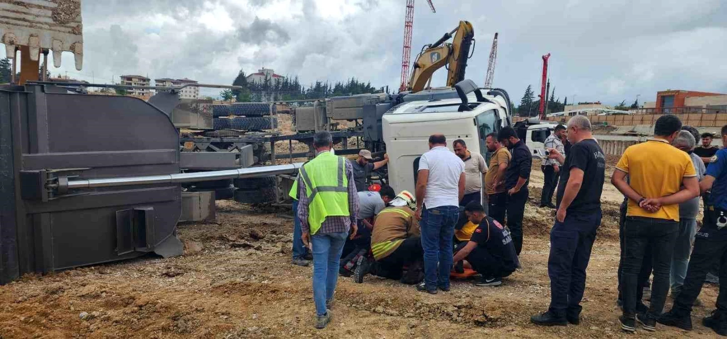 Hatay\'da şantiye alanında kaza: Hafriyat kamyonu devrildi, sürücü yaralandı