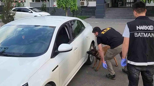 Polisten kaçan araç tarlaya uçtu! İçinden binlerce uyuşturucu hap çıktı Polisten kaçan araç tarlaya uçtu! İçinden binlerce uyuşturucu hap çıktı