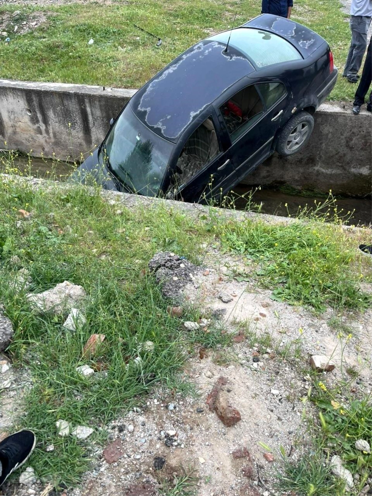 Elazığ\'da otomobil su kanalına düştü, bir kişi yaralandı