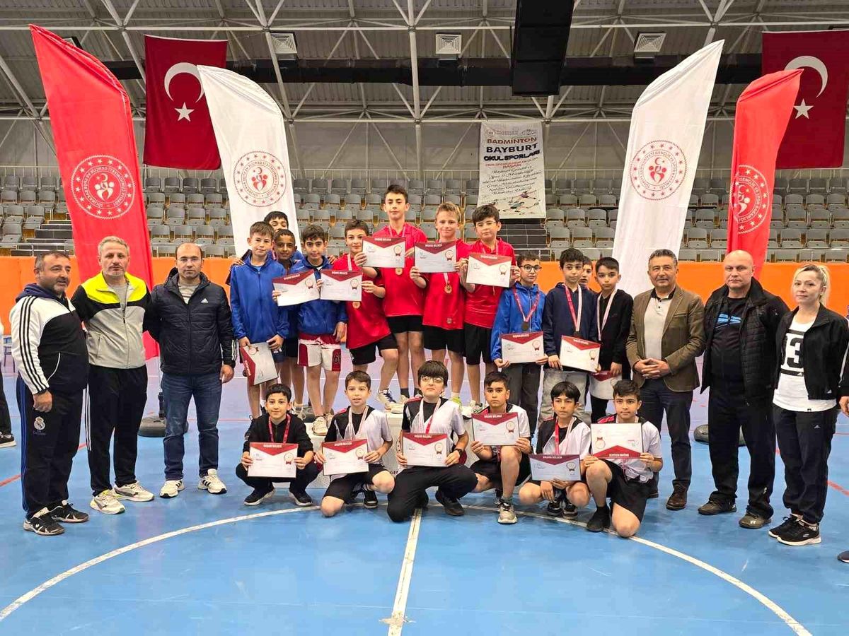 Erzincanlı badmintoncular Bayburt\'ta grup birincisi oldu