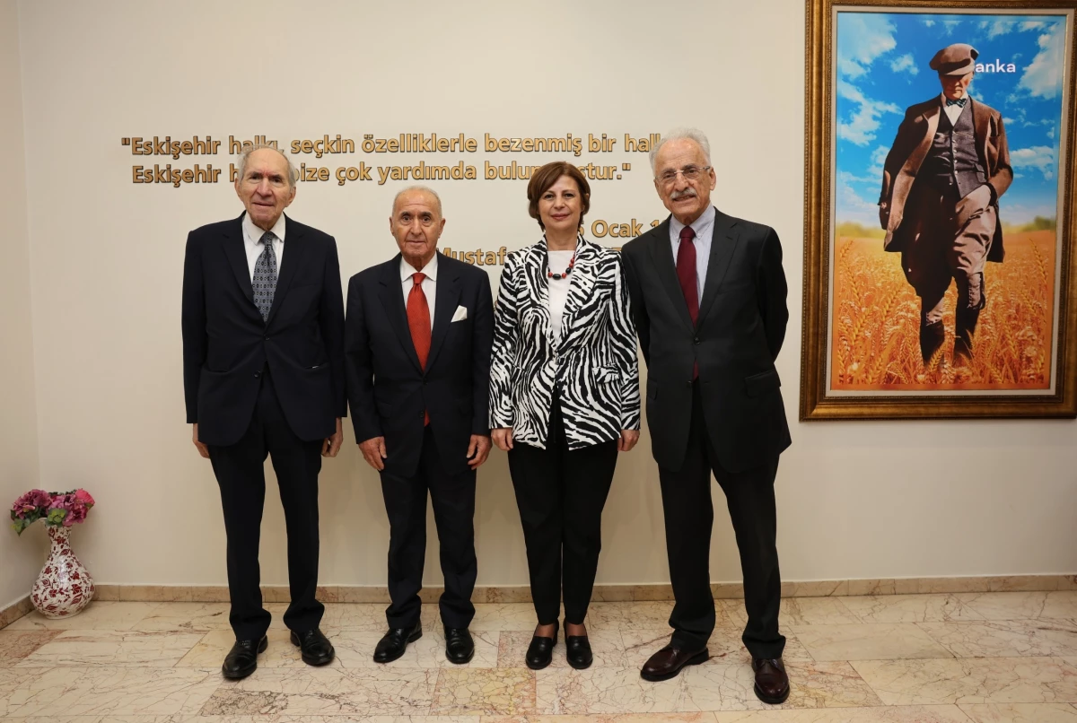 CHP ve SHP eski genel başkanları Eskişehir Büyükşehir Belediye Başkanı Ayşe Ünlüce\'yi ziyaret etti