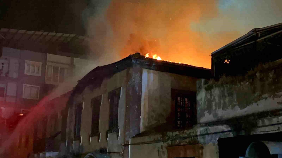 İskenderun\'da 200 yıllık tarihi bina yangında küle döndü