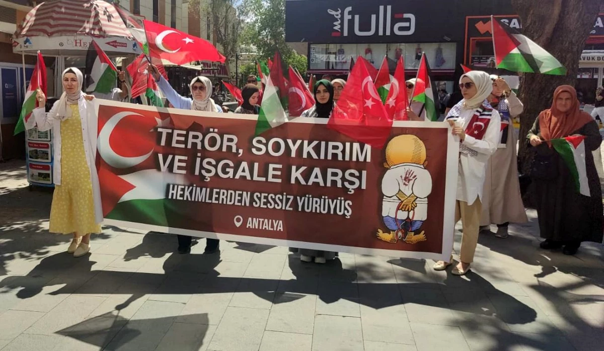 Antalya\'da Hekimler İsrail\'in Gazze\'ye Yönelik Saldırılarını Protesto Etti