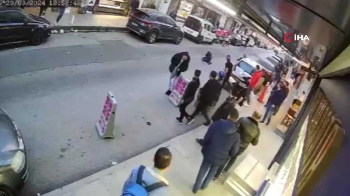 İstanbul\'da tek tekerlekli motosiklet kazası: Scooterlı genç ve yaya kıl payı kurtuldu
