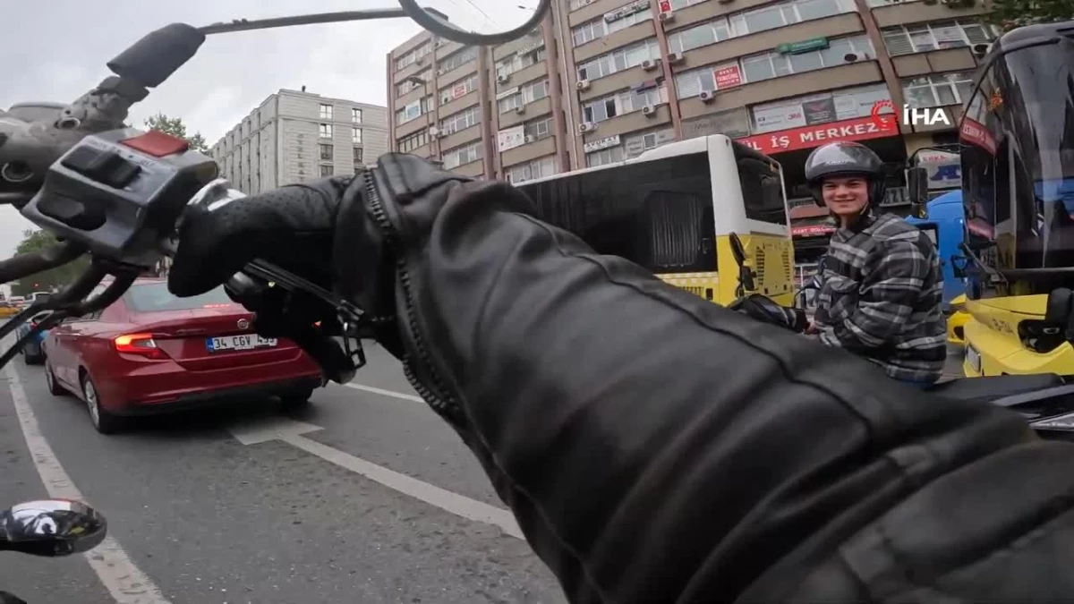 İstanbul\'da kahkahaya boğan kaza: Motosikletine çarpan kişi annesi çıktı