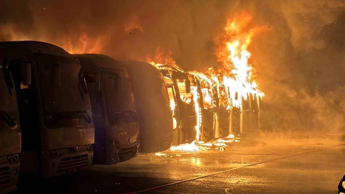 Kocaeli\'de Isuzu Servisinin Otoparkında Yangın: 15 Araç Alevlere Teslim Oldu