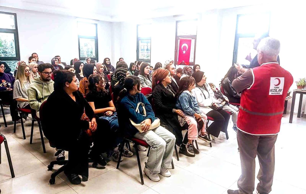 Kızılay Talas Şubesi, 280 öğrenciye burs yardımı yaptı