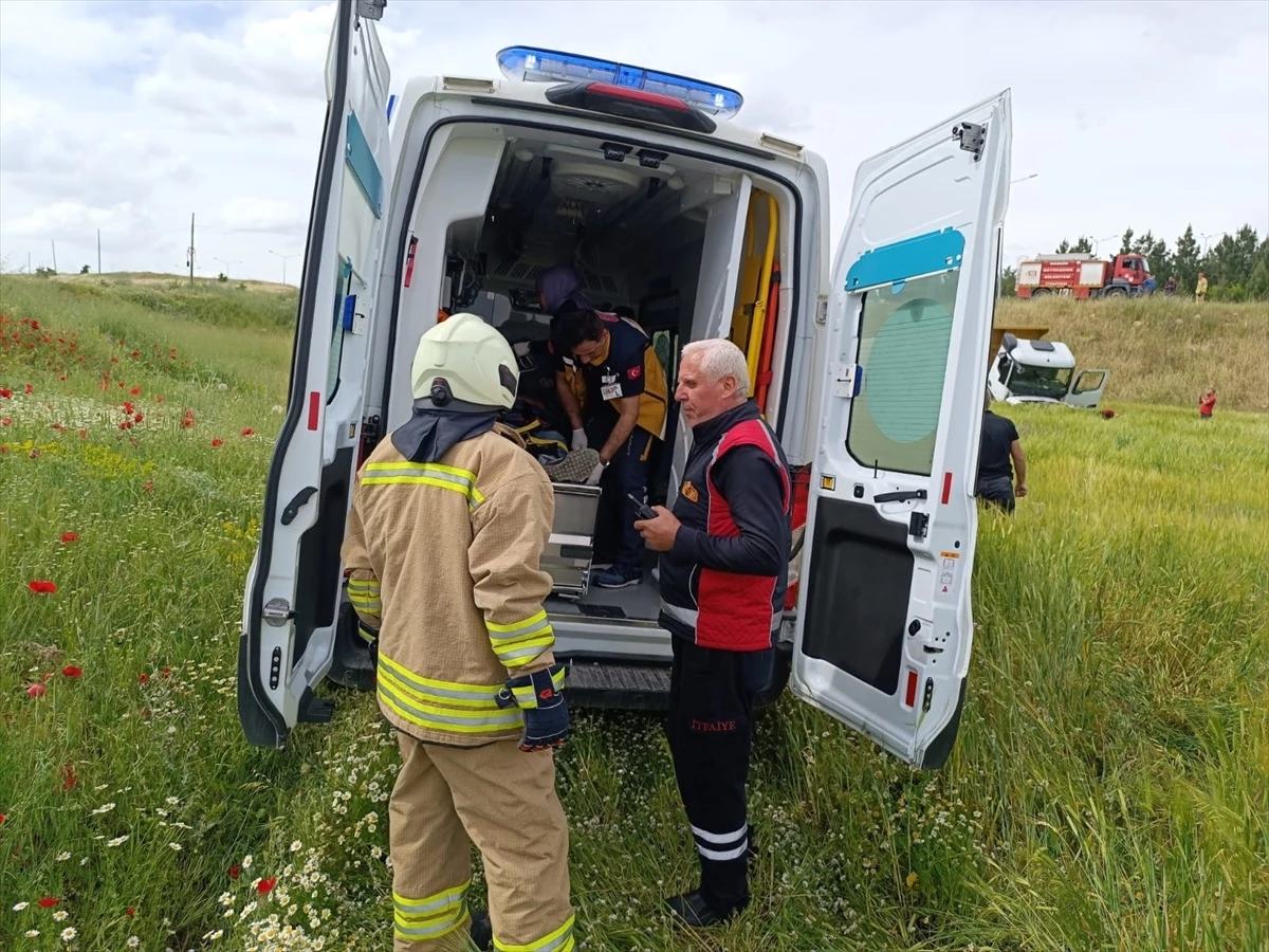 Midyat\'ta şarampole devrilen hafriyat kamyonunun sürücüsü yaralandı