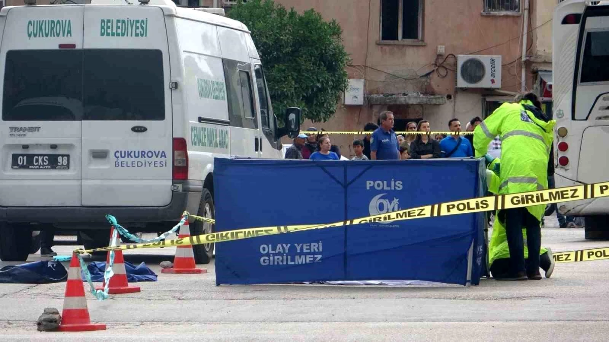 Adana\'da Özel Halk Otobüsü Kadına Çarptı, Hayatını Kaybetti