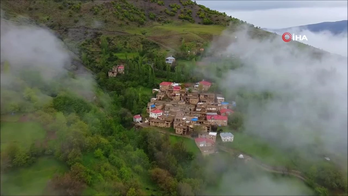 Taş evlerin sis bulutları arasında kartpostallık manzarası böyle görüntülendi