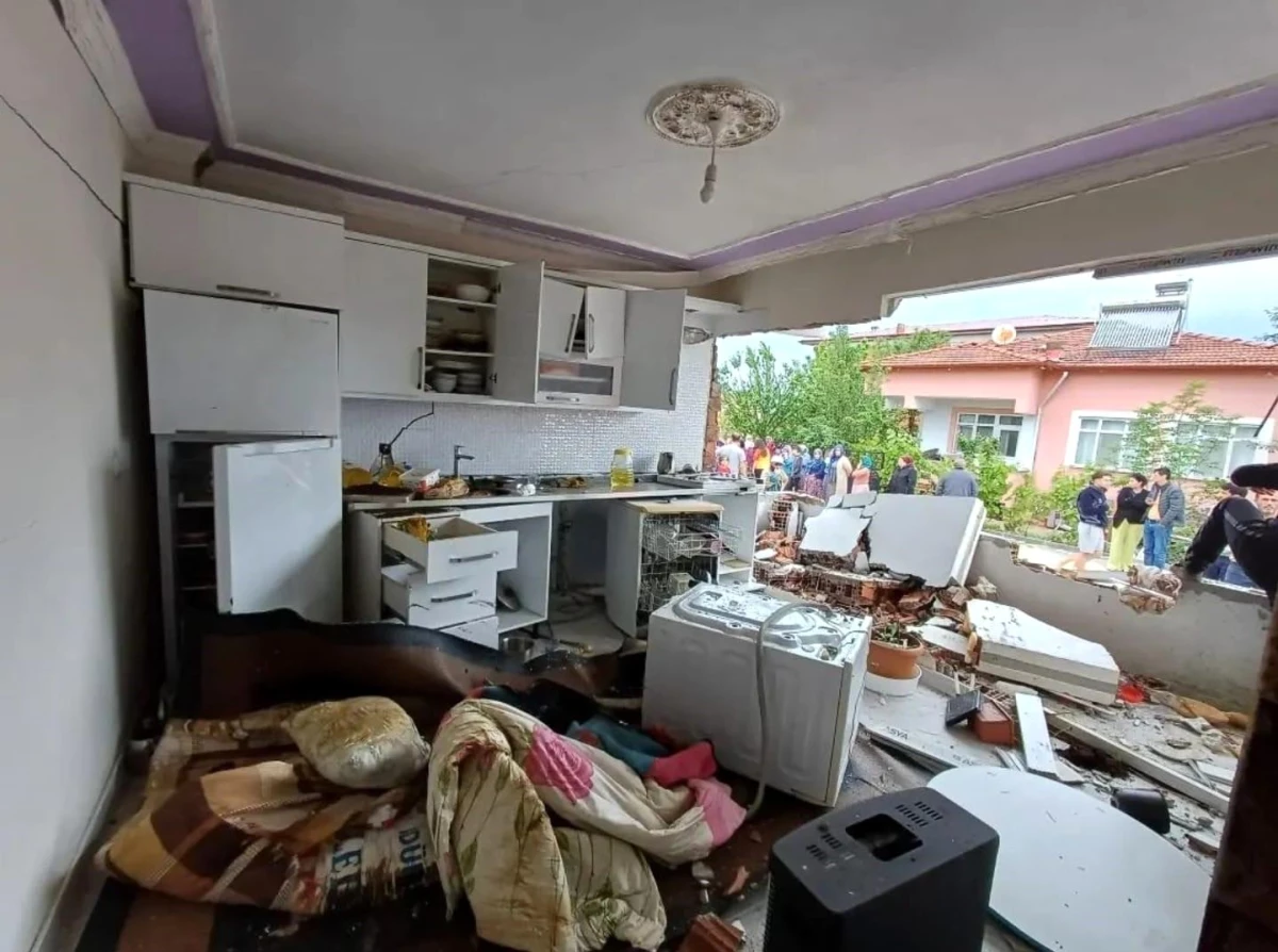 Tokat\'ta bir evde mutfak tüpü patladı, maddi hasar meydana geldi