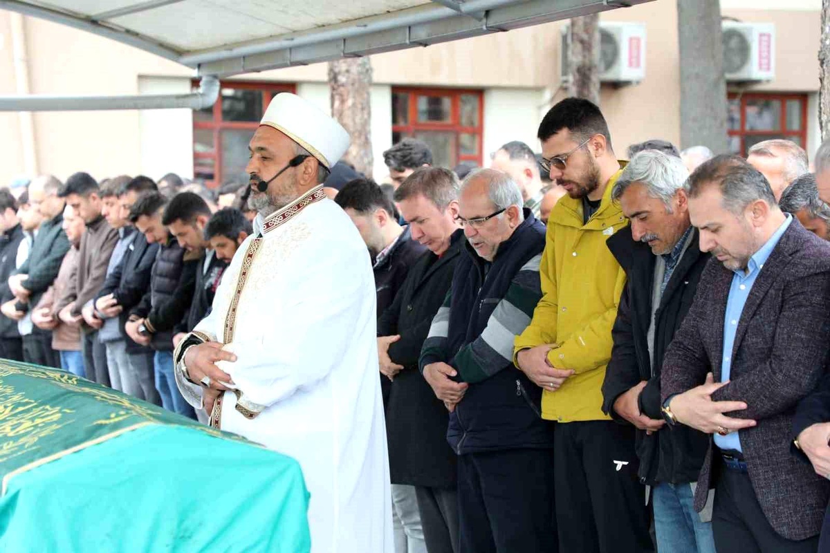 Erzincan\'da trafik kazasında hayatını kaybeden genç adam son yolculuğuna uğurlandı