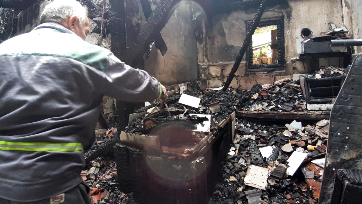 Bolu\'da çıkan yangında ev ve eşyalar kullanılamaz hale gelirken, kumbara olarak kullanılan pet şişe zarar görmedi
