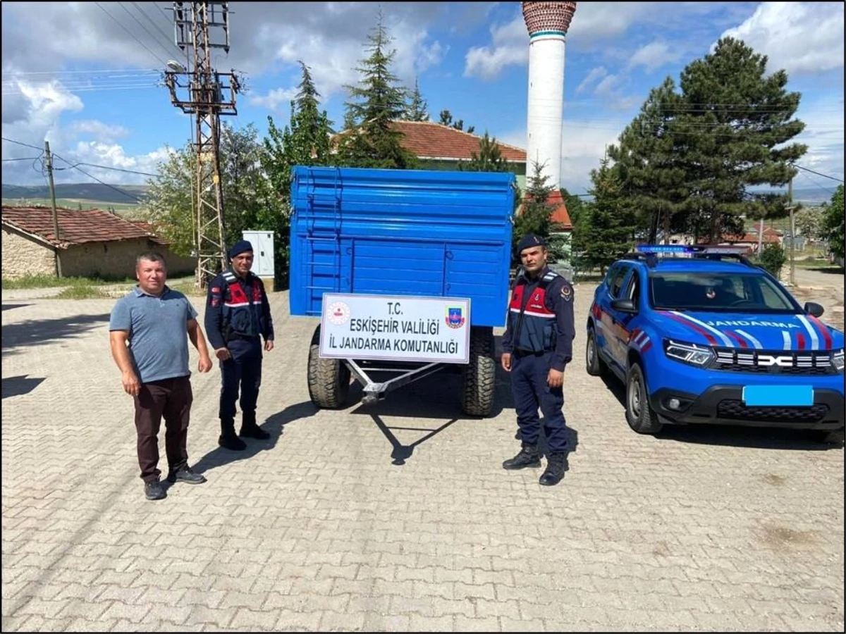 Eskişehir\'de çalınan traktör römorkunu maviye boyayan şahıslar yakalandı