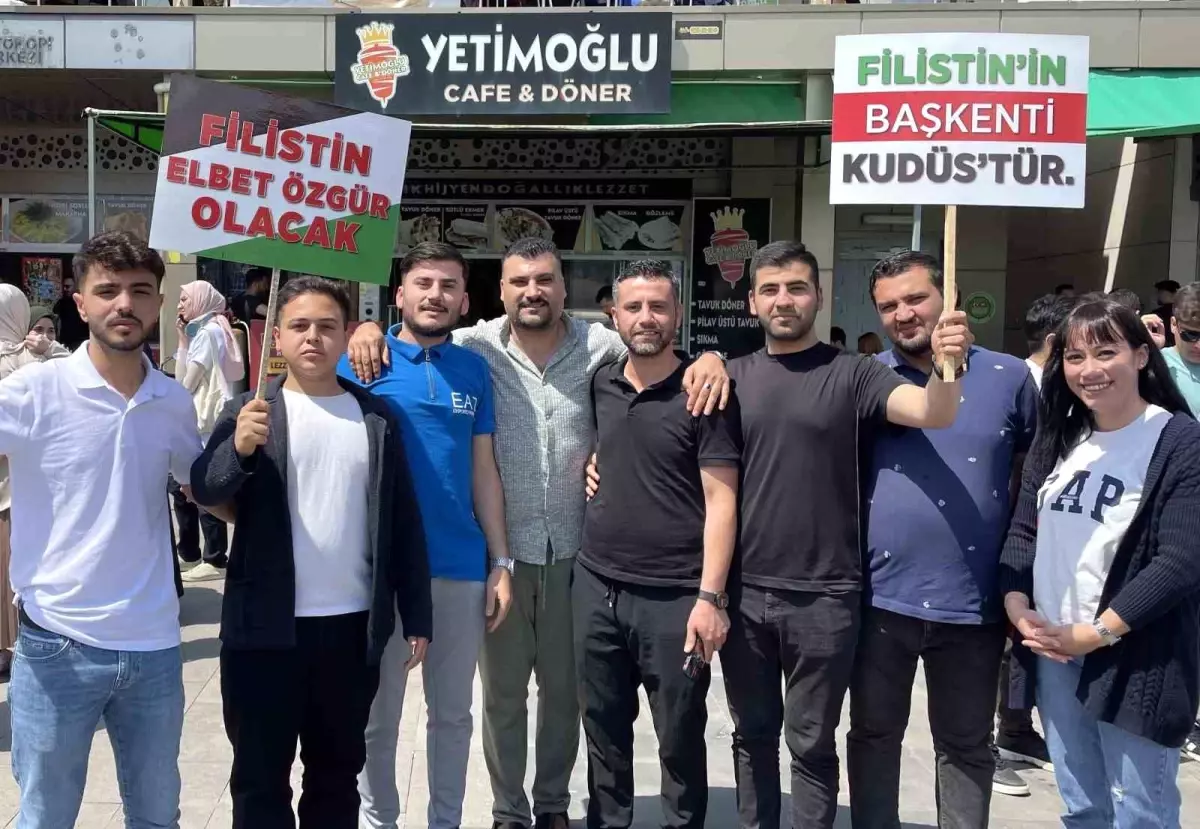 Çukurova Üniversitesi öğrencileri Filistin protestolarına destek verdi