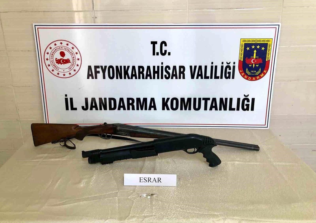 Afyonkarahisar\'da Uyuşturucu ve Ruhsatsız Tüfek Operasyonu