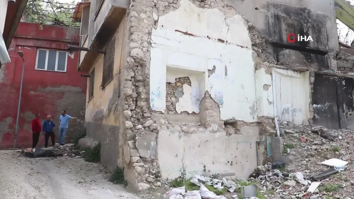 Hatay\'da Deprem Sonrası Bulunan Tarihi Sütun Merak Uyandırdı