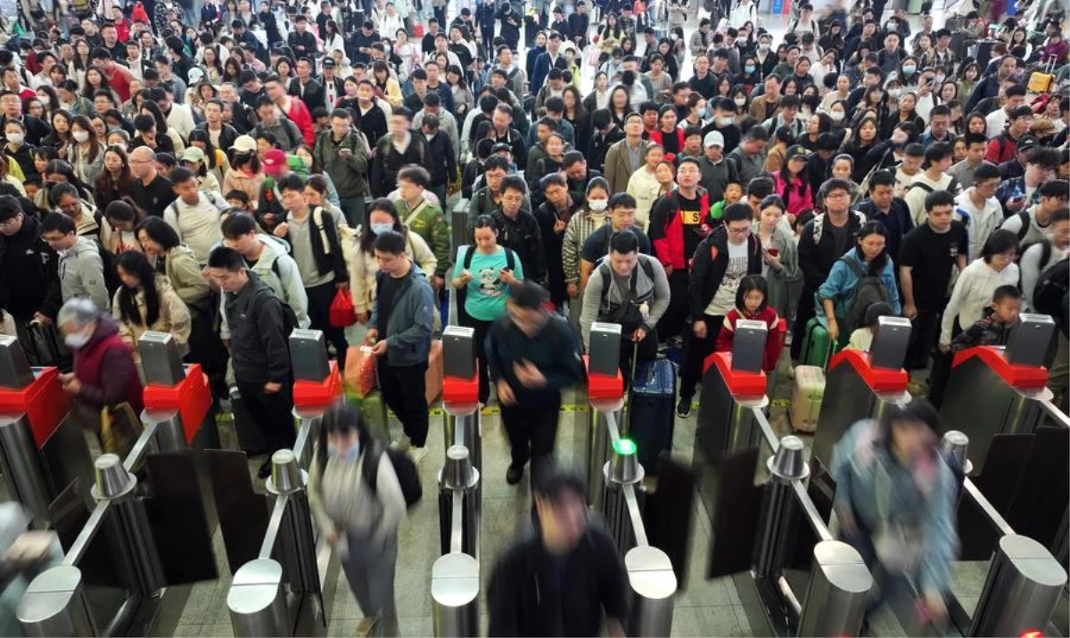 Çin\'de İşçi Bayramı tatilinin son gününde yolcu seyahatlerinde artış yaşandı
