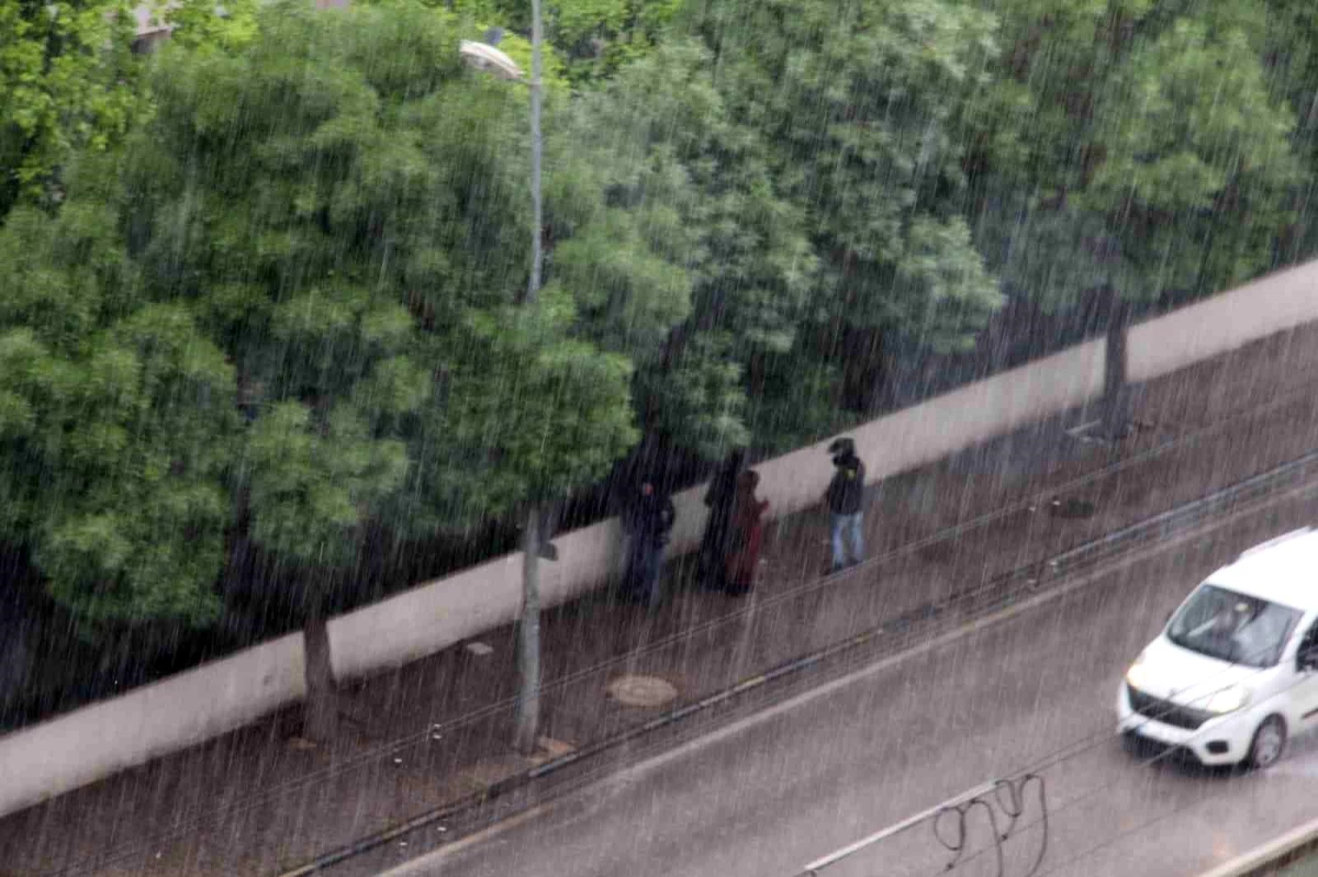 Gaziantep\'te Aniden Bastıran Sağanak Yağış Vatandaşları Hazırlıksız Yakaladı