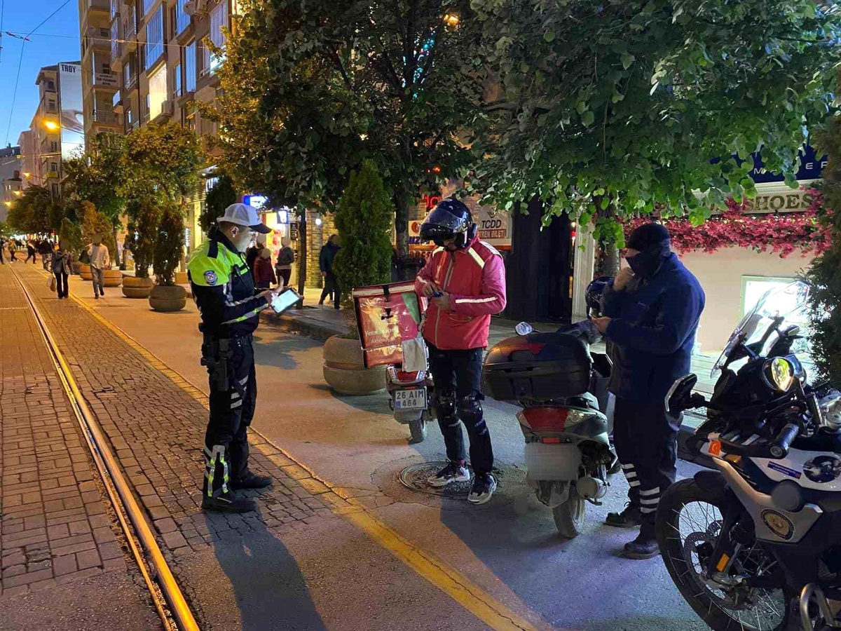 Eskişehir\'de Yaya Bölgelerinde Denetim: 82 Sürücüye 108 Bin 856 TL Cezai İşlem Uygulandı