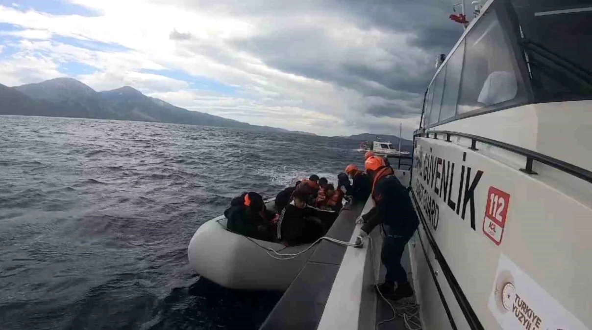 Kuşadası\'nda lastik bot içerisindeki 15 düzensiz göçmen kurtarıldı
