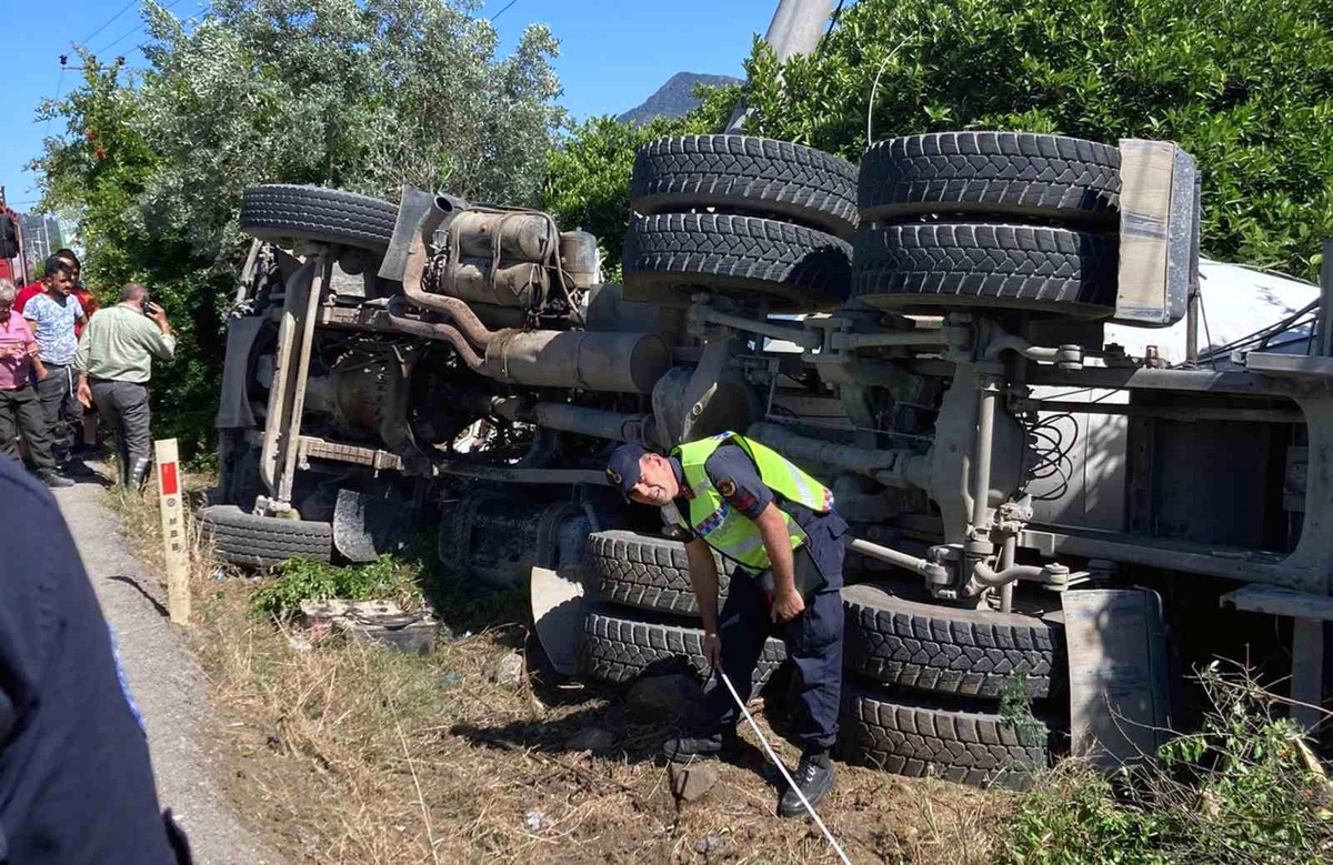 Muğla\'da Beton Mikseri Devrildi, Sürücü Sıkıştı