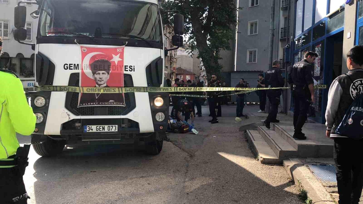 Gemlik\'te çöp kamyonunun altında kalan yaşlı kadın toprağa verildi