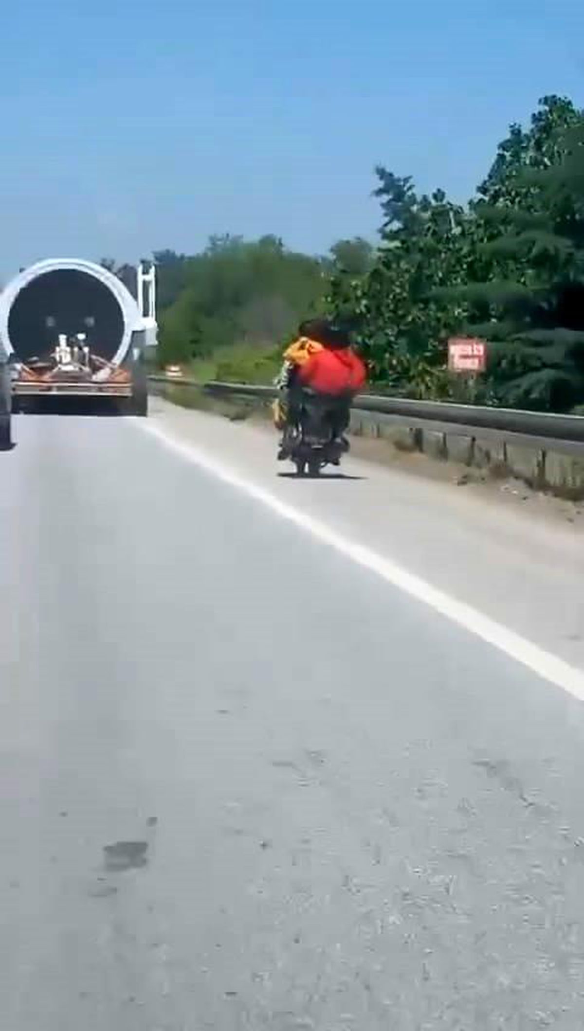 Bursa\'da motosiklete 4 kişi binerek kilometrelerce ilerleyen ailenin tehlikeli yolculuğu amatör kameraya yansıdı