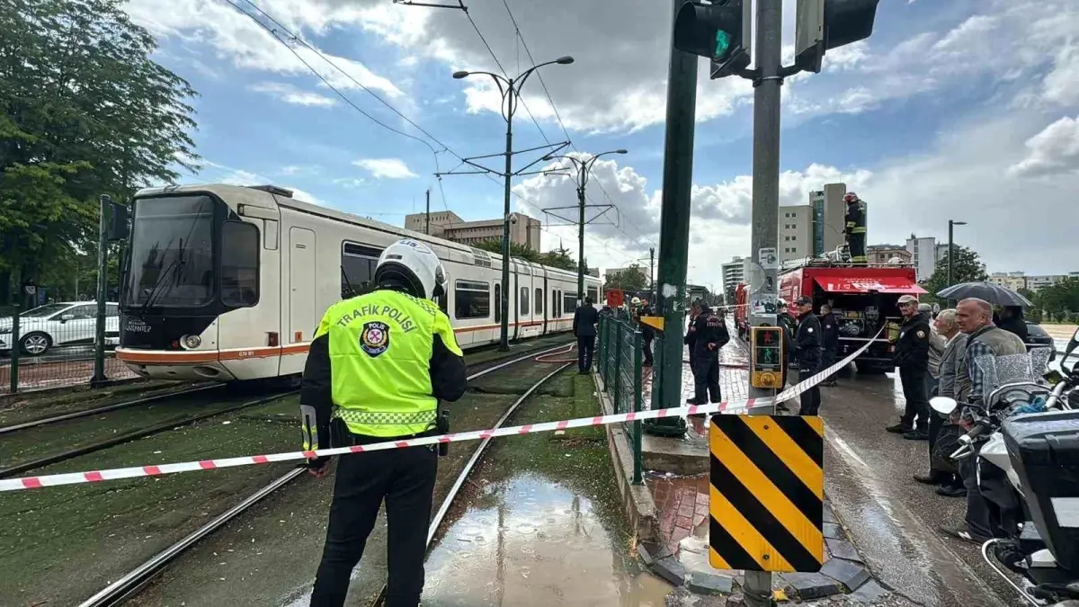 Gaziantep\'te tramvaya yıldırım düştü