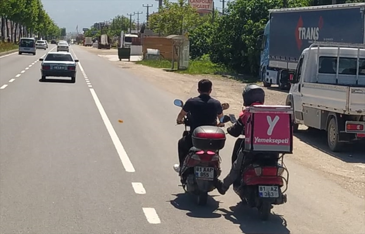Motokurye Arızalanan Motosikletliye Yardım Etti