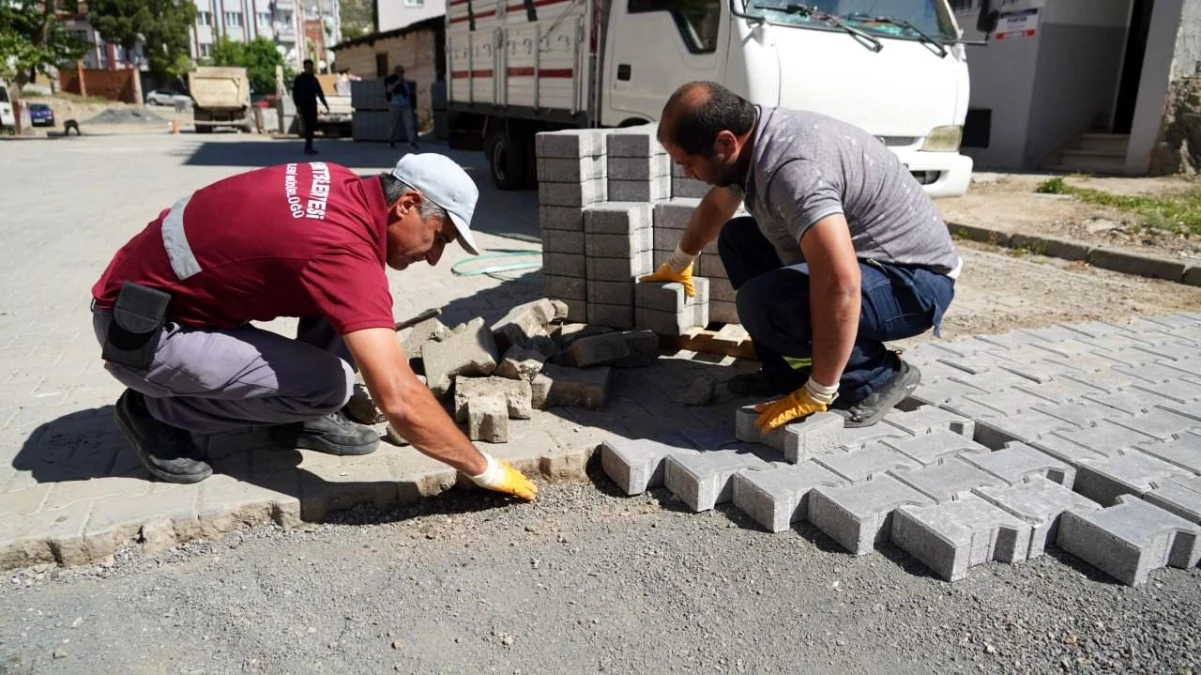 Edremit Belediyesi, zarar gören yolların onarımı için yoğun çaba harcıyor