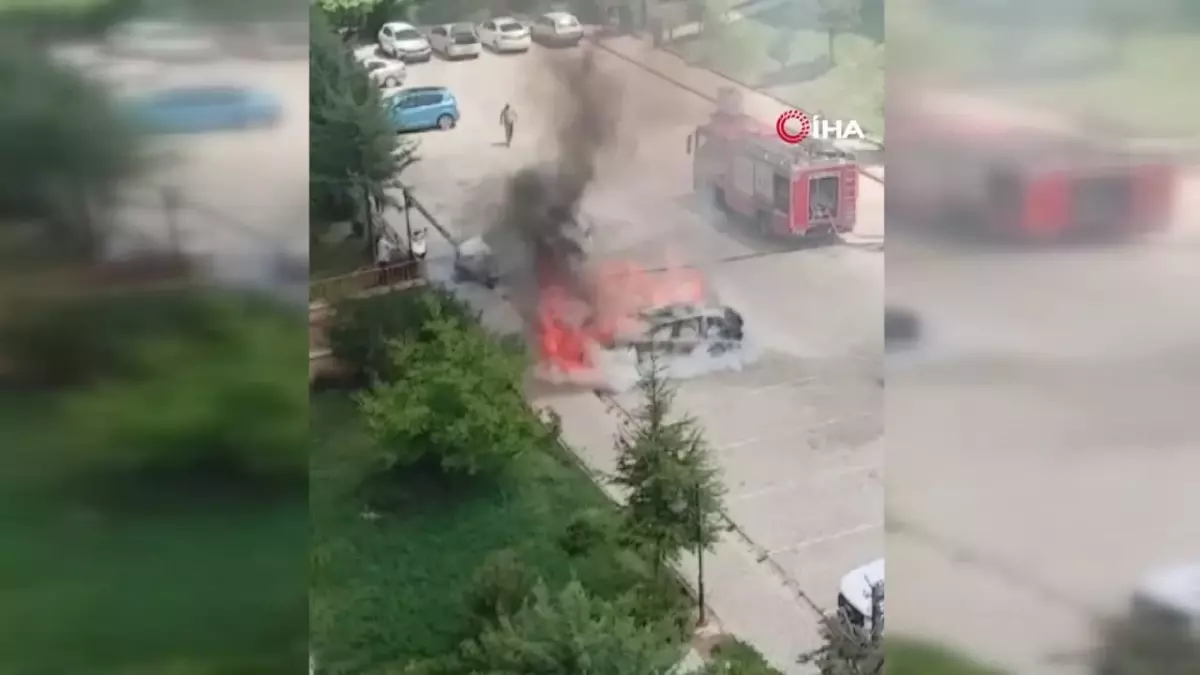 Elazığ\'da park halindeki otomobil alev topuna döndü