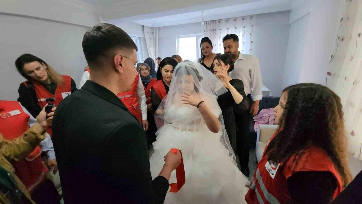 Depremde enkaz altında kalan genç çift düğünlerini gerçekleştirdi