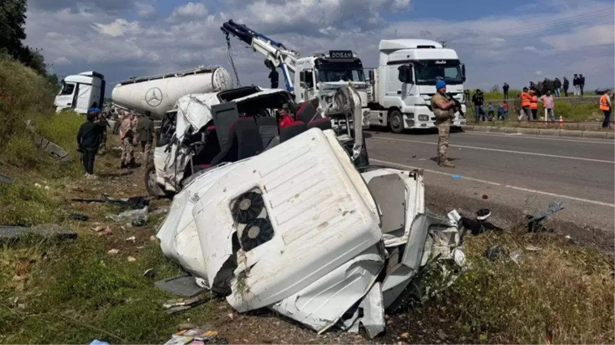 Gaziantep\'te çimento tankeri minibüse çarptı! 8 kişi hayatını kaybetti, 11 kişi yaralandı