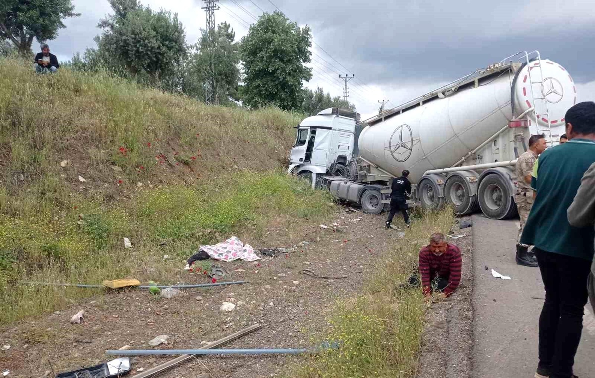 Gaziantep\'te tır ile minibüs çarpıştı: 8 ölü, çok sayıda yaralı