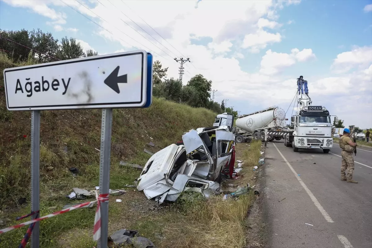 Gaziantep\'te minibüsle beton mikseri çarpışması: 8 ölü, 11 yaralı