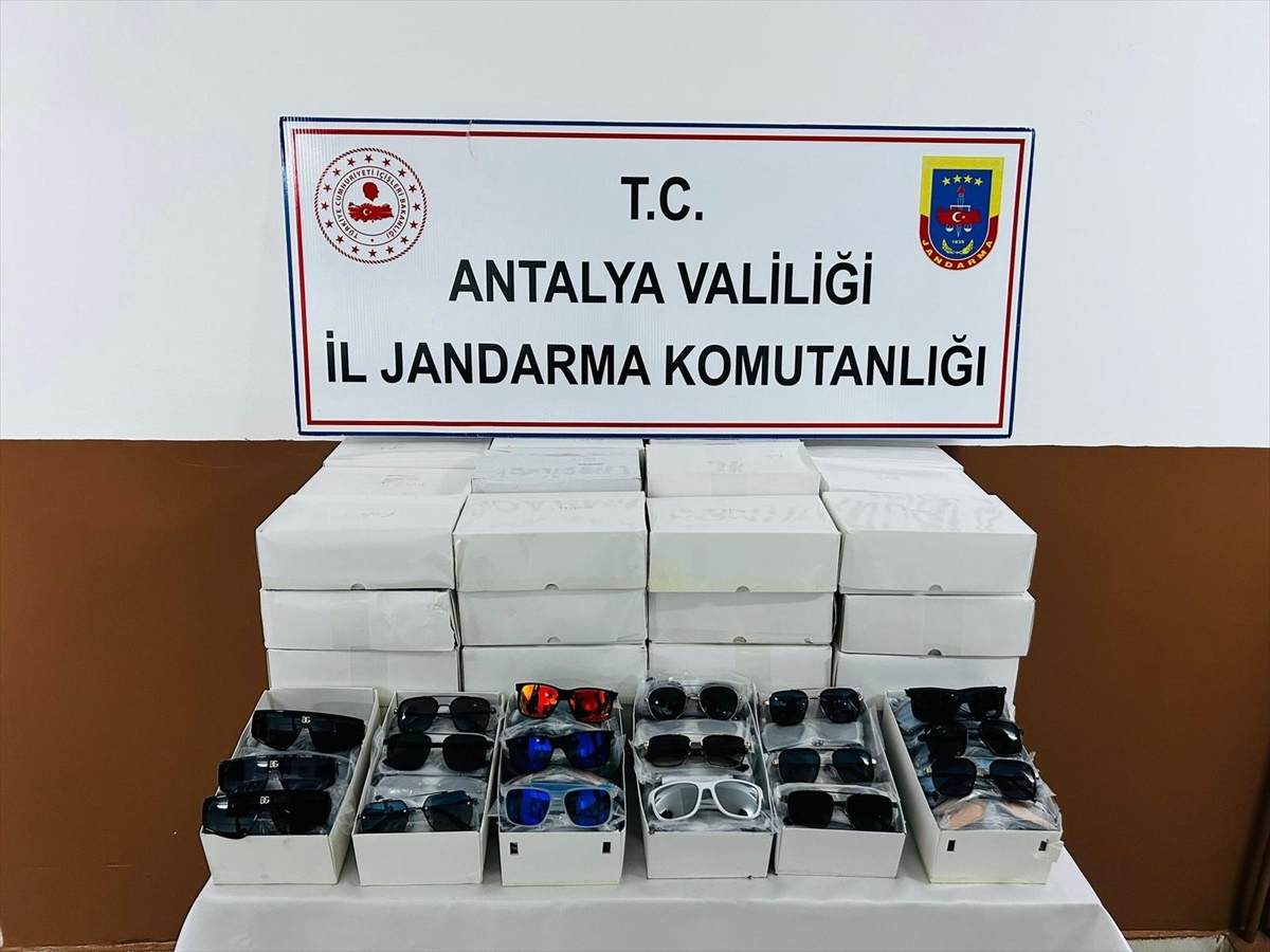 Antalya\'da yasal olmayan yollarla yurda sokulan 1500 güneş gözlüğü ele geçirildi