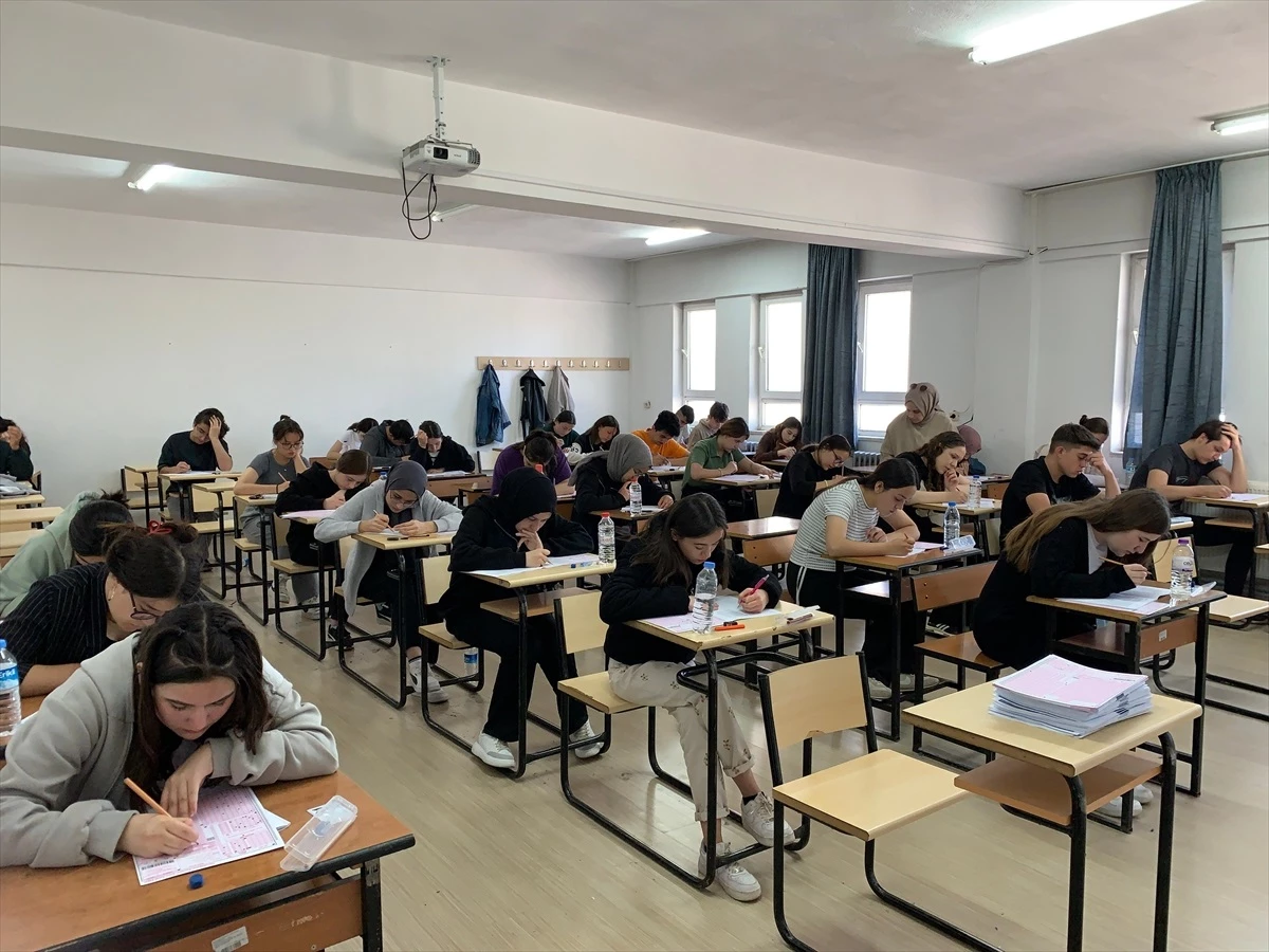 Burdur Gölhisar\'da YKS Deneme Sınavı Gerçekleştirildi
