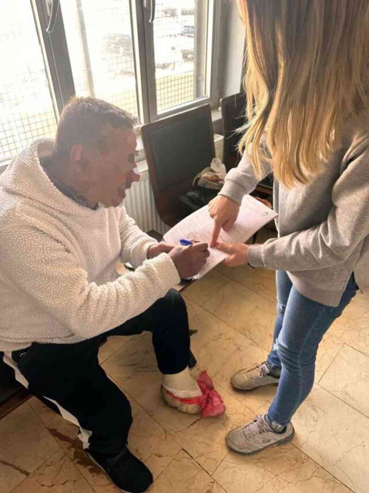 'Hastaneye gideceğim' diye vatandaşlardan para isteyen dilencinin üzerinden 23 bin TL çıktı 'Hastaneye gideceğim' diye vatandaşlardan para isteyen dilencinin üzerinden 23 bin TL çıktı