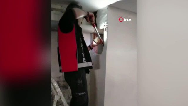 Havalandırmada mahsur kalan anne kedi ve yavrularını itfaiye ekipleri kurtardı Havalandırmada mahsur kalan anne kedi ve yavrularını itfaiye ekipleri kurtardı