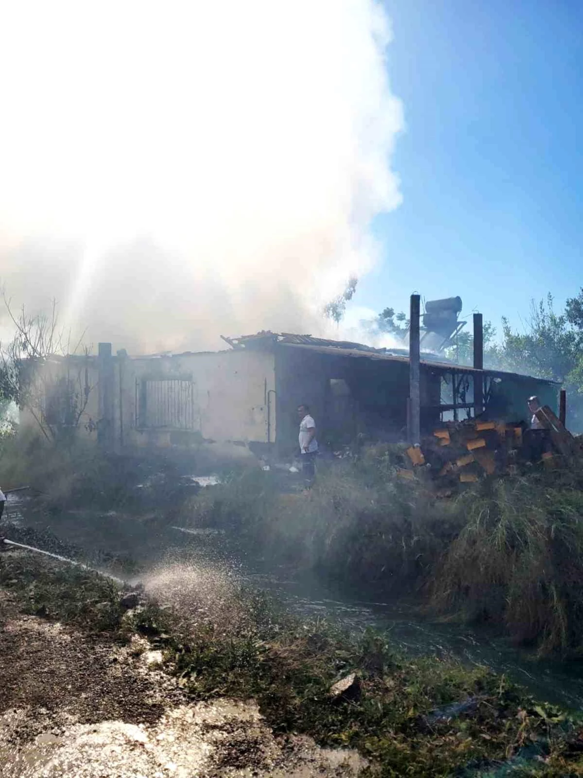 Muğla\'da Hediyelik Eşya Üretimi Yapılan Evde Yangın Çıktı