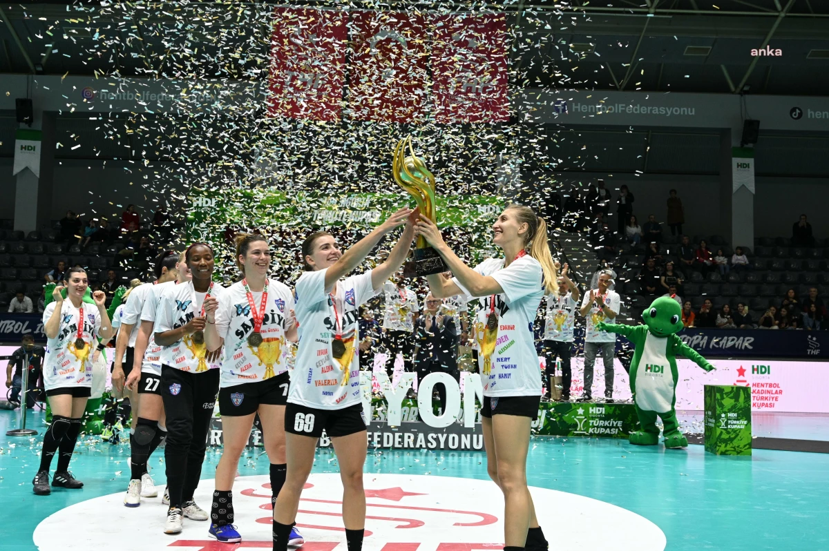 Konyaaltı Belediye Spor Kadın Hentbol Takımı Türkiye Kupası\'nı kazandı