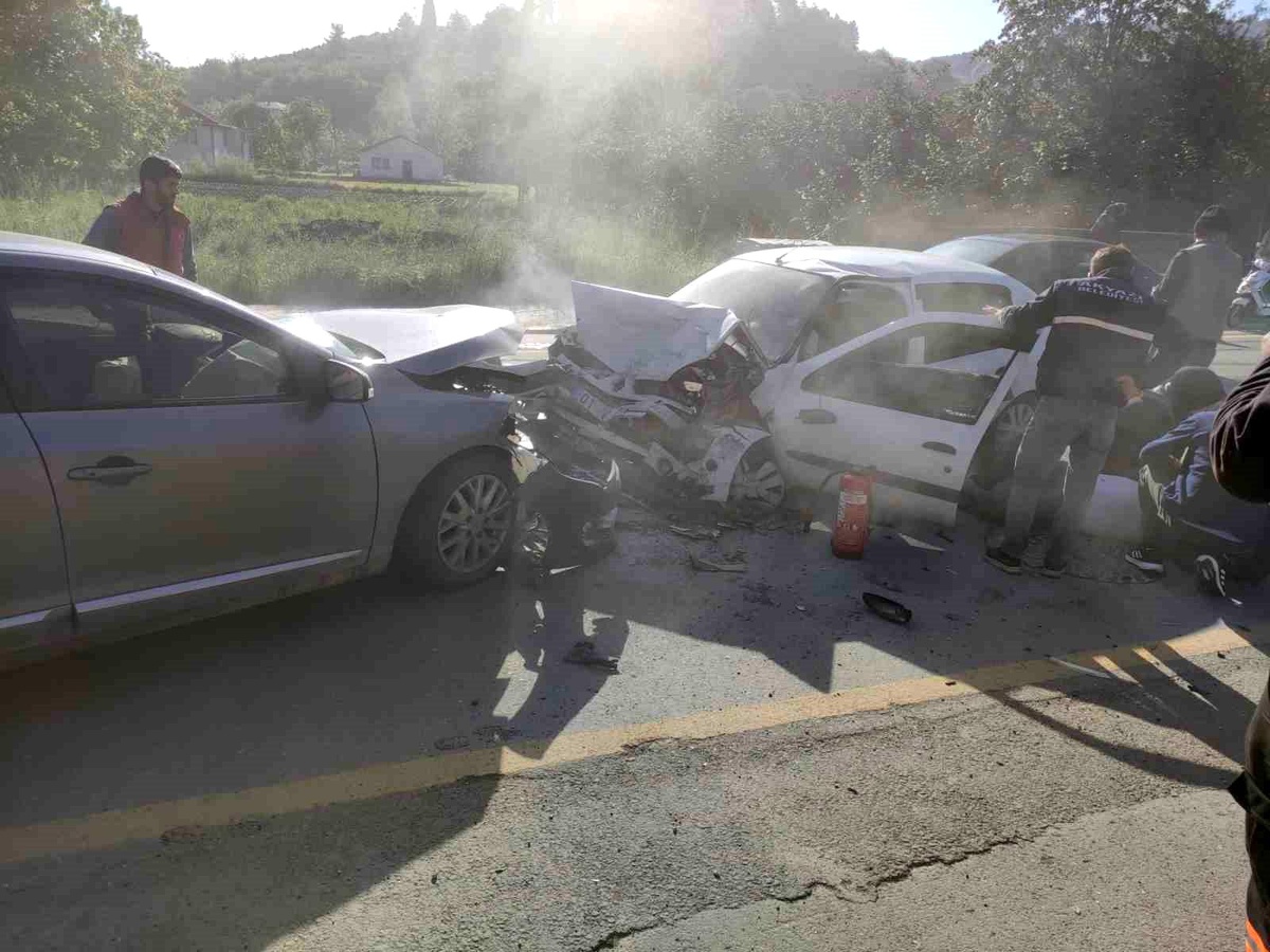 Akyazı\'da kafa kafaya çarpışan otomobillerde bir kişi yaralandı