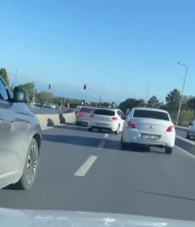 İstanbul'da makas atarak ilerleyen bir sürücü iki aracın arasına saplandı