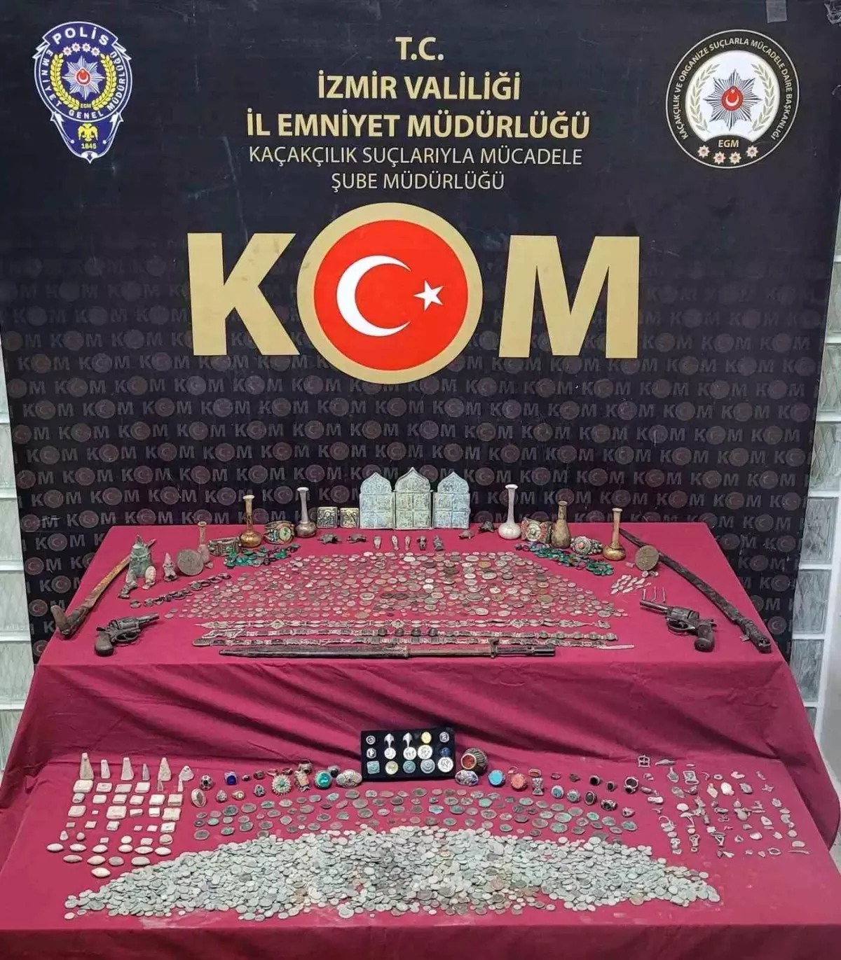 İzmir\'de Tarihi Eser Kaçakçılığı Operasyonu: 9 Milyon 500 Bin TL Değerinde Eserler Ele Geçirildi