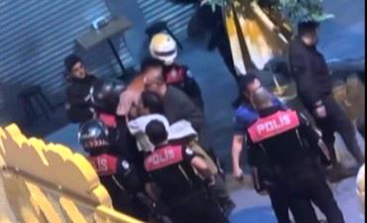 İzmir\'de polisler kavgaya müdahale ederken saldırıya uğradı