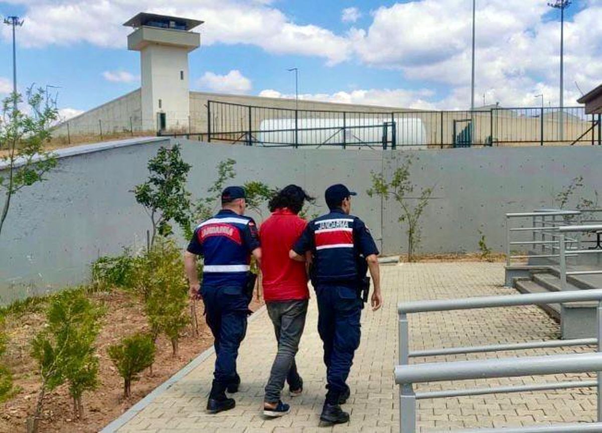 Bodrum\'da izinsiz kazı yapan şahıs yakalandı, Milas\'ta kaçak kazı yapmak için keşif yapan 4 kişi jandarma tarafından yakalandı
